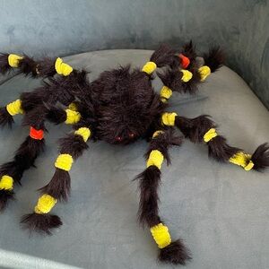Giant Fuzzy Spider Hair Clip